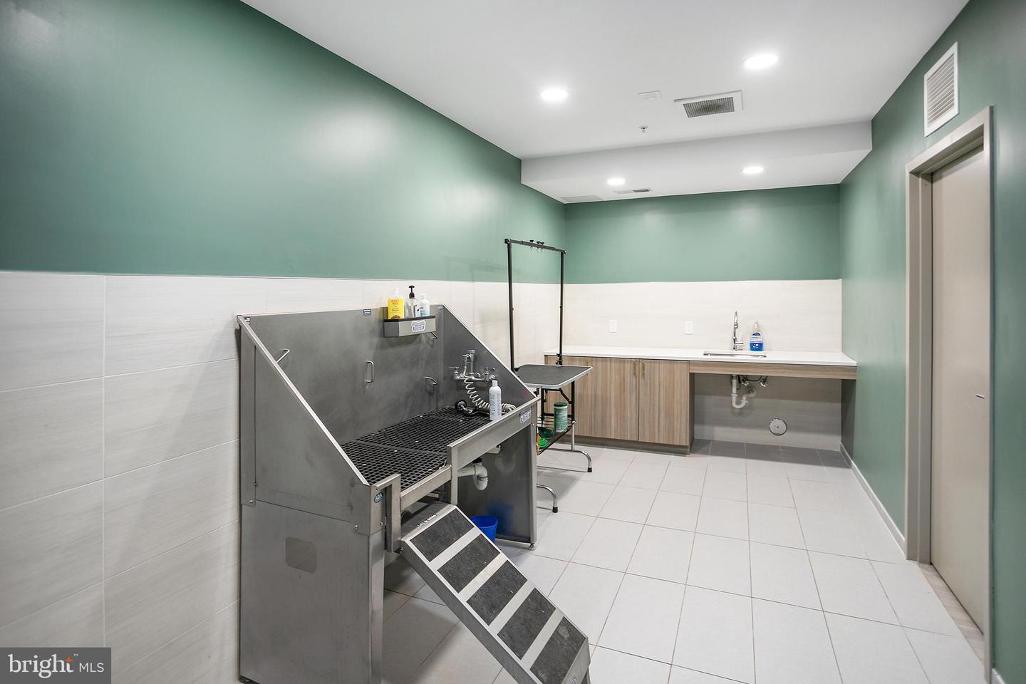 635 SLATERS LN #105, ALEXANDRIA, Virginia 22314, 1 Bedroom Bedrooms, ,2 BathroomsBathrooms,Residential,For sale,635 SLATERS LN #105,VAAX2045608 MLS # VAAX2045608