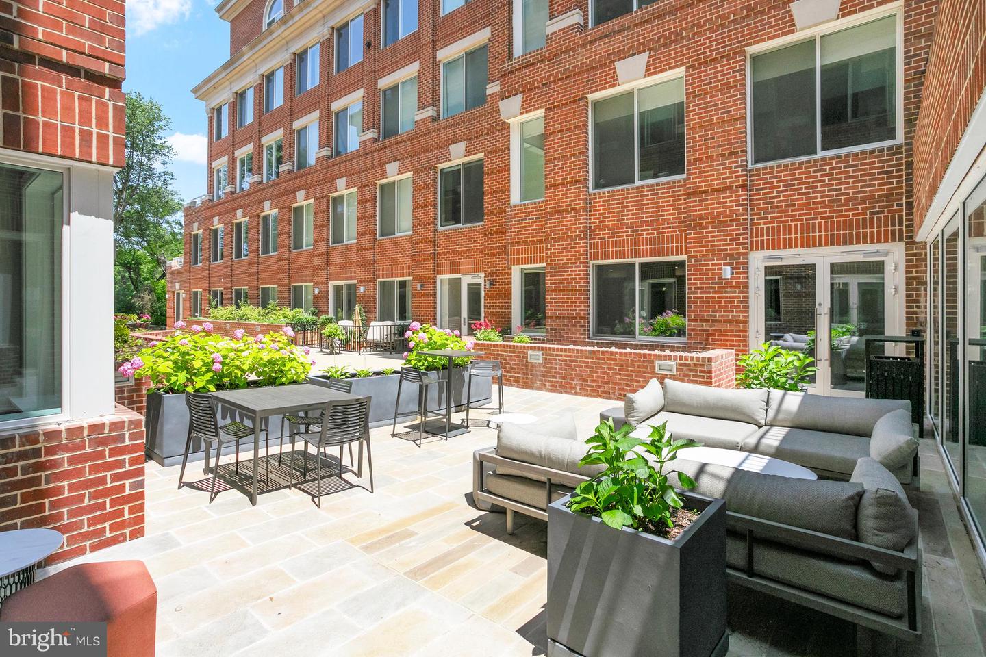 635 SLATERS LN #105, ALEXANDRIA, Virginia 22314, 1 Bedroom Bedrooms, ,2 BathroomsBathrooms,Residential,For sale,635 SLATERS LN #105,VAAX2045608 MLS # VAAX2045608