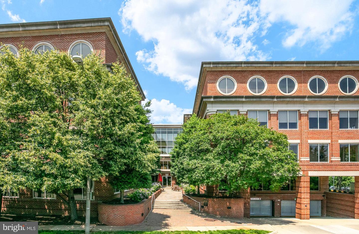 635 SLATERS LN #105, ALEXANDRIA, Virginia 22314, 1 Bedroom Bedrooms, ,2 BathroomsBathrooms,Residential,For sale,635 SLATERS LN #105,VAAX2045608 MLS # VAAX2045608