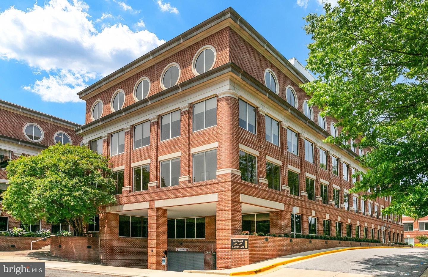 635 SLATERS LN #105, ALEXANDRIA, Virginia 22314, 1 Bedroom Bedrooms, ,2 BathroomsBathrooms,Residential,For sale,635 SLATERS LN #105,VAAX2045608 MLS # VAAX2045608