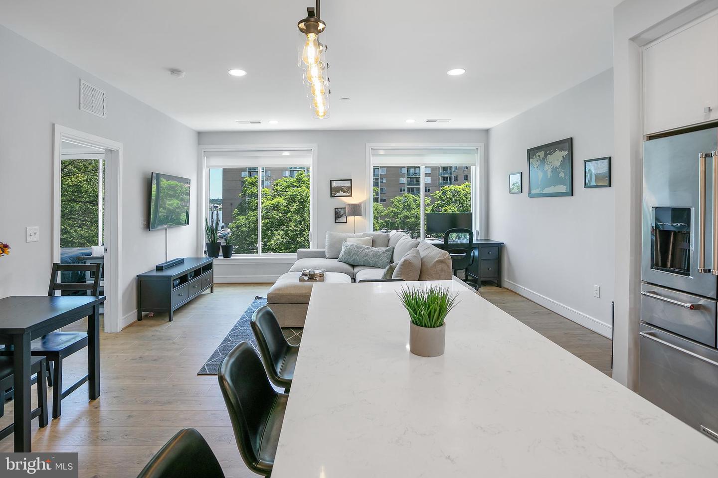 635 SLATERS LN #105, ALEXANDRIA, Virginia 22314, 1 Bedroom Bedrooms, ,2 BathroomsBathrooms,Residential,For sale,635 SLATERS LN #105,VAAX2045608 MLS # VAAX2045608