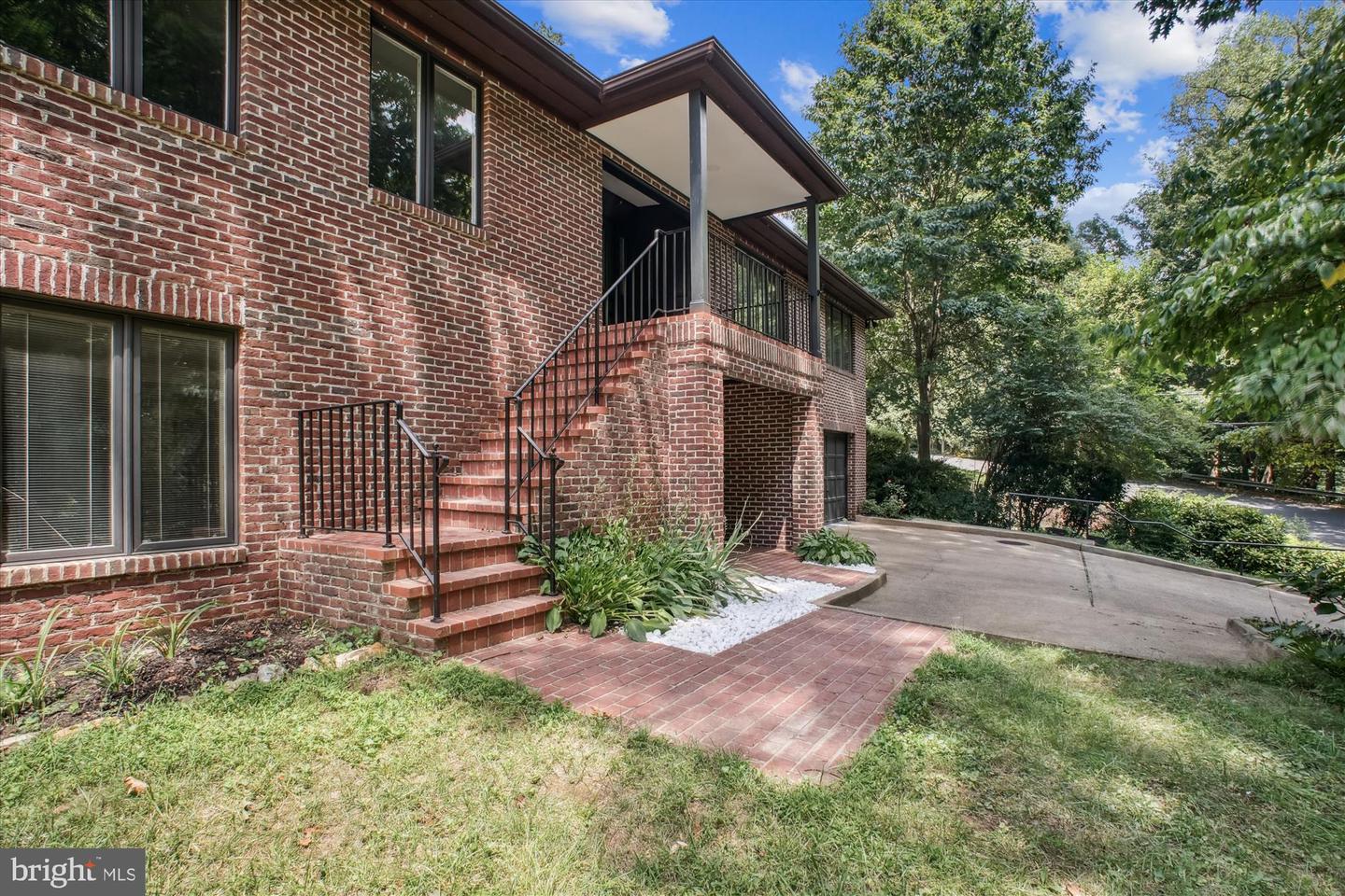 3909 30TH ST N, ARLINGTON, Virginia 22207, 4 Bedrooms Bedrooms, ,4 BathroomsBathrooms,Residential,For sale,3909 30TH ST N,VAAR2055692 MLS # VAAR2055692