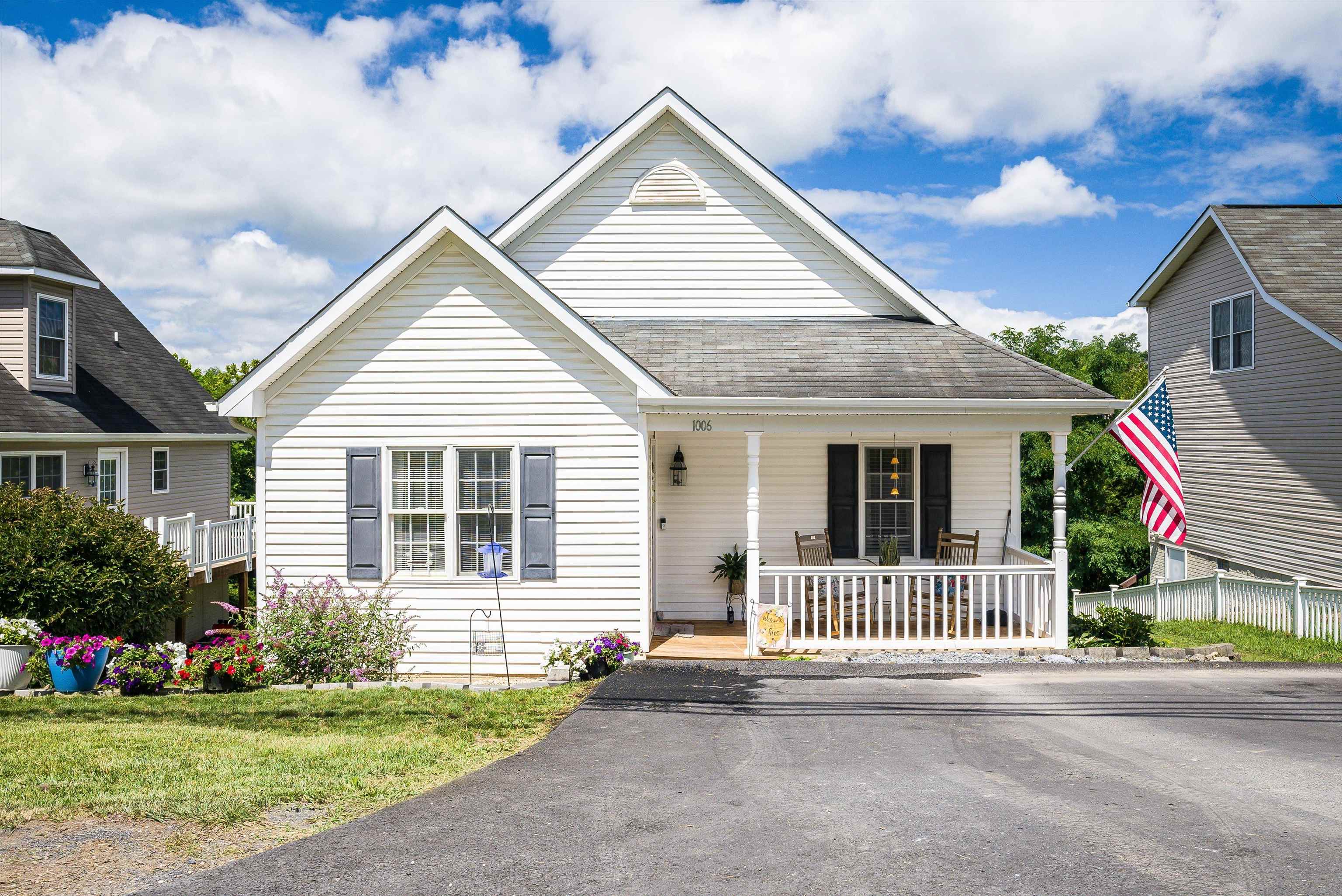 1006 MIDDLEBROOK AVE, STAUNTON, Virginia 24401, 2 Bedrooms Bedrooms, ,2 BathroomsBathrooms,Residential,1006 MIDDLEBROOK AVE,667838 MLS # 667838