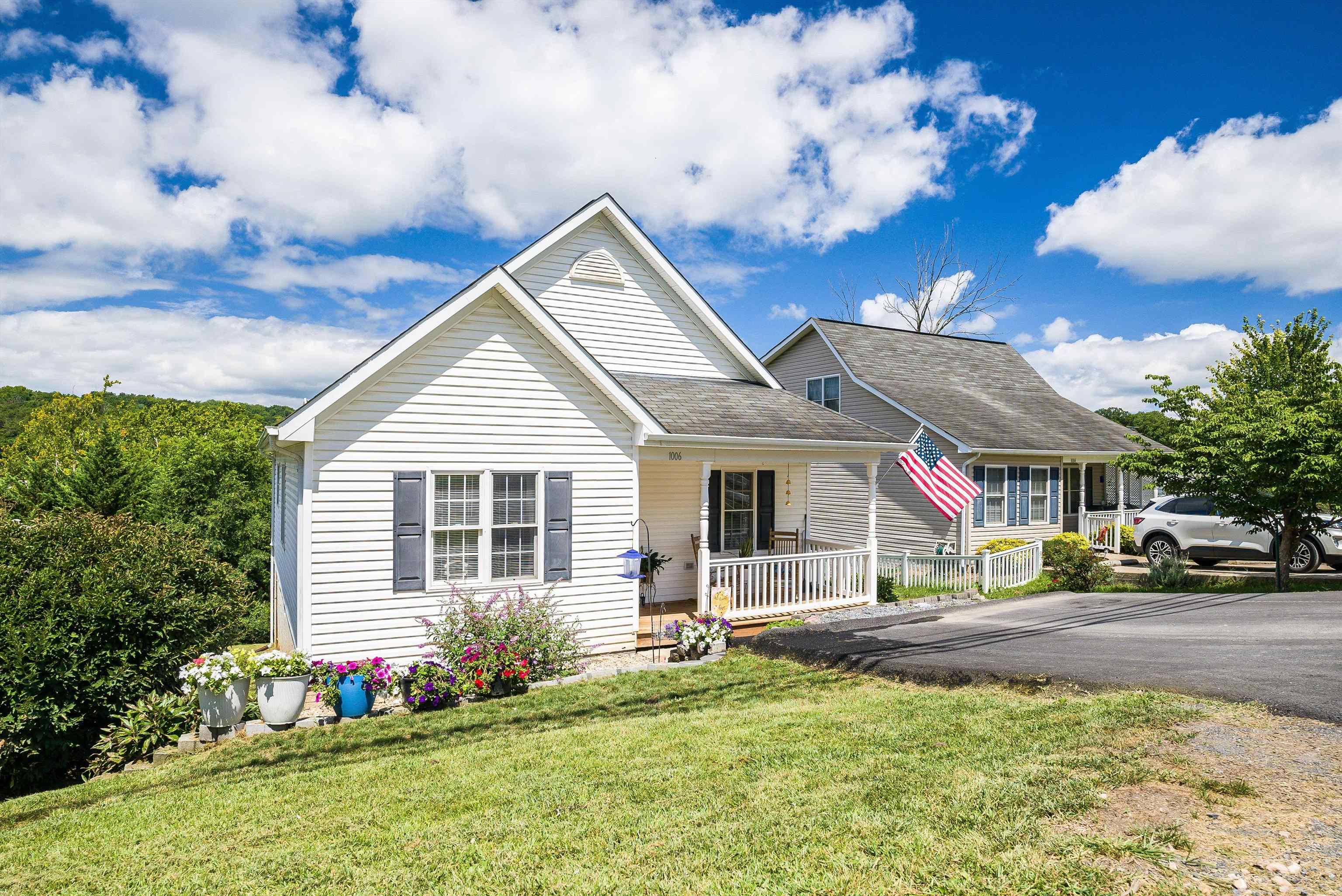 1006 MIDDLEBROOK AVE, STAUNTON, Virginia 24401, 2 Bedrooms Bedrooms, ,2 BathroomsBathrooms,Residential,1006 MIDDLEBROOK AVE,667838 MLS # 667838