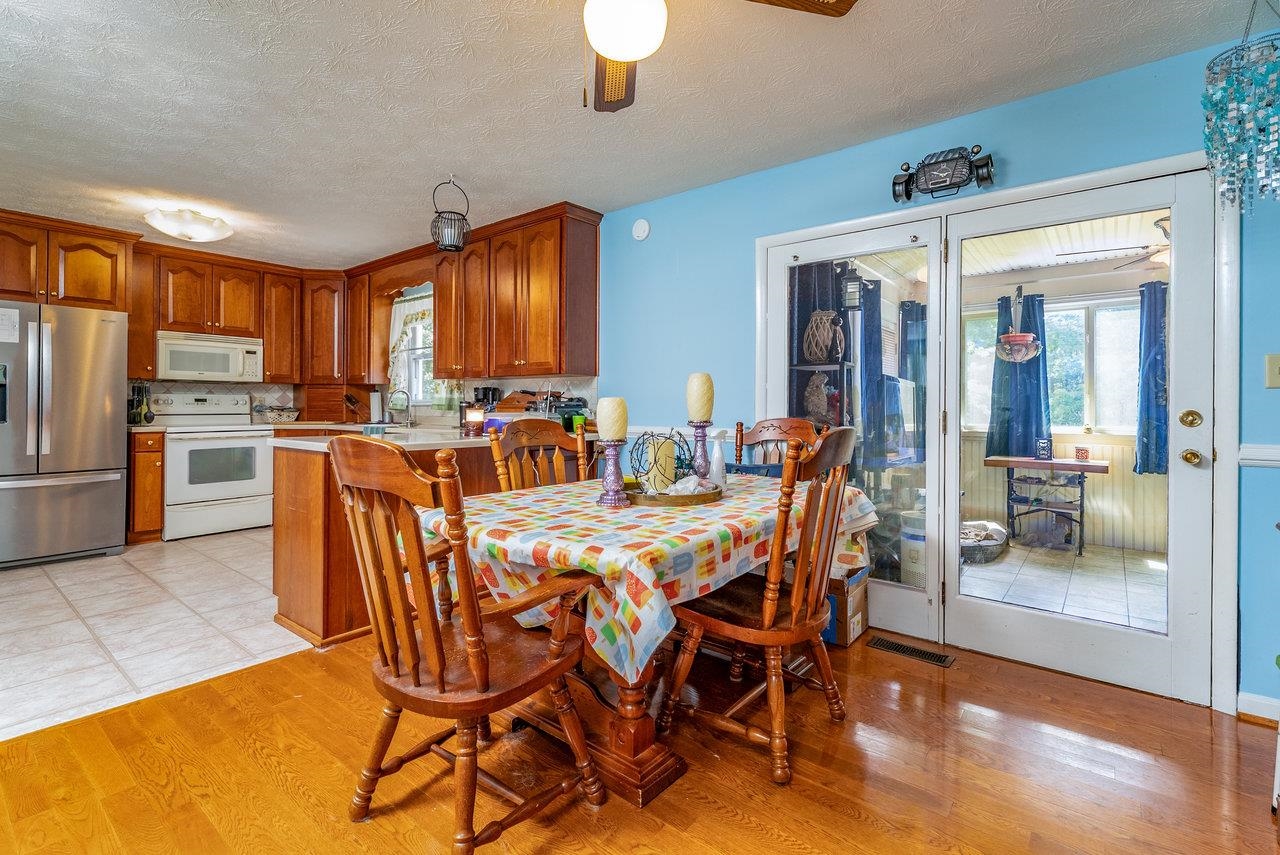 10461 MOUNTAIN VALLEY RD, ROCKINGHAM, Virginia 22802, 3 Bedrooms Bedrooms, ,2 BathroomsBathrooms,Residential,10461 MOUNTAIN VALLEY RD,667840 MLS # 667840