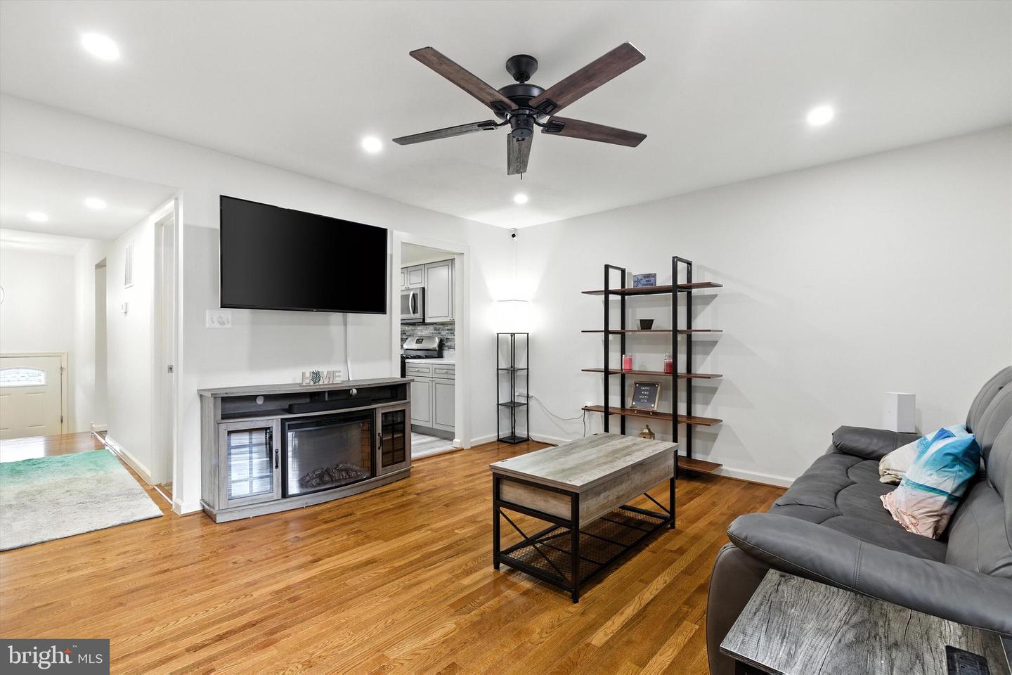 4388 ENSBROOK LN, WOODBRIDGE, Virginia 22193, 3 Bedrooms Bedrooms, 7 Rooms Rooms,2 BathroomsBathrooms,Residential,For sale,4388 ENSBROOK LN,VAPW2101028 MLS # VAPW2101028
