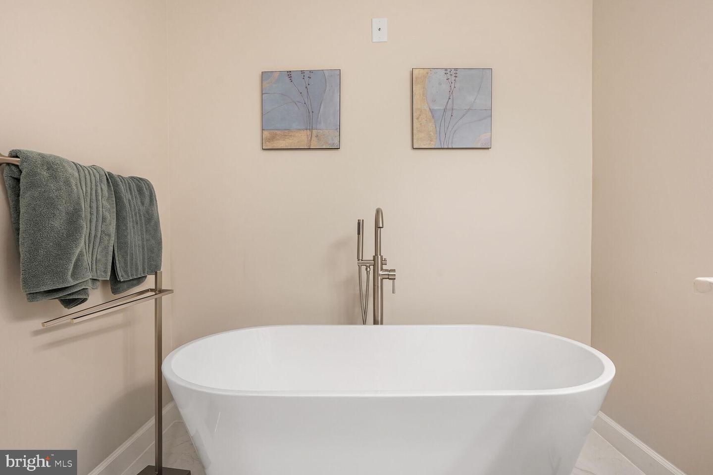2663 MANHATTAN PL #111, VIENNA, Virginia 22180, 2 Bedrooms Bedrooms, ,2 BathroomsBathrooms,Residential,For sale,2663 MANHATTAN PL #111,VAFX2260282 MLS # VAFX2260282