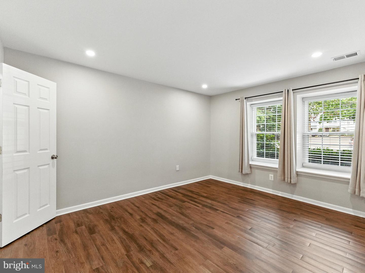 3391 LAKESIDE VIEW DR #20-5, FALLS CHURCH, Virginia 22041, 2 Bedrooms Bedrooms, ,2 BathroomsBathrooms,Residential,For sale,3391 LAKESIDE VIEW DR #20-5,VAFX2260494 MLS # VAFX2260494