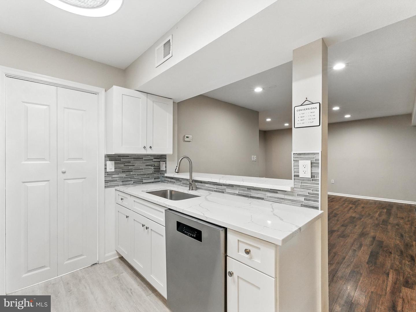 3391 LAKESIDE VIEW DR #20-5, FALLS CHURCH, Virginia 22041, 2 Bedrooms Bedrooms, ,2 BathroomsBathrooms,Residential,For sale,3391 LAKESIDE VIEW DR #20-5,VAFX2260494 MLS # VAFX2260494