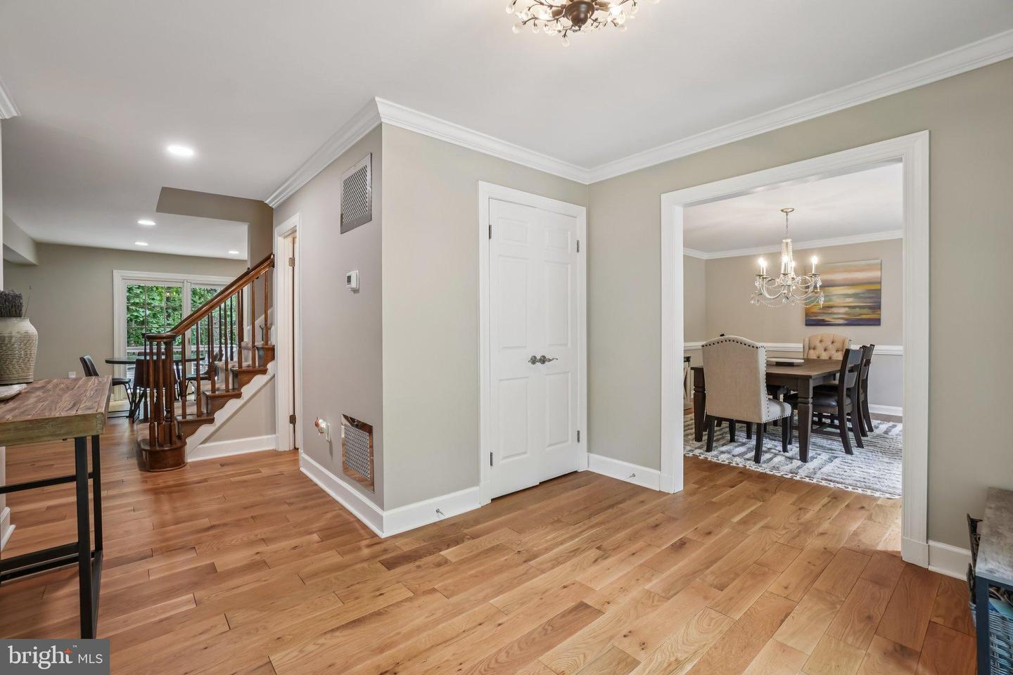 5504 W RIDGE VIEW DR, FAIRFAX, Virginia 22030, 4 Bedrooms Bedrooms, 10 Rooms Rooms,4 BathroomsBathrooms,Residential,For sale,5504 W RIDGE VIEW DR,VAFX2260722 MLS # VAFX2260722