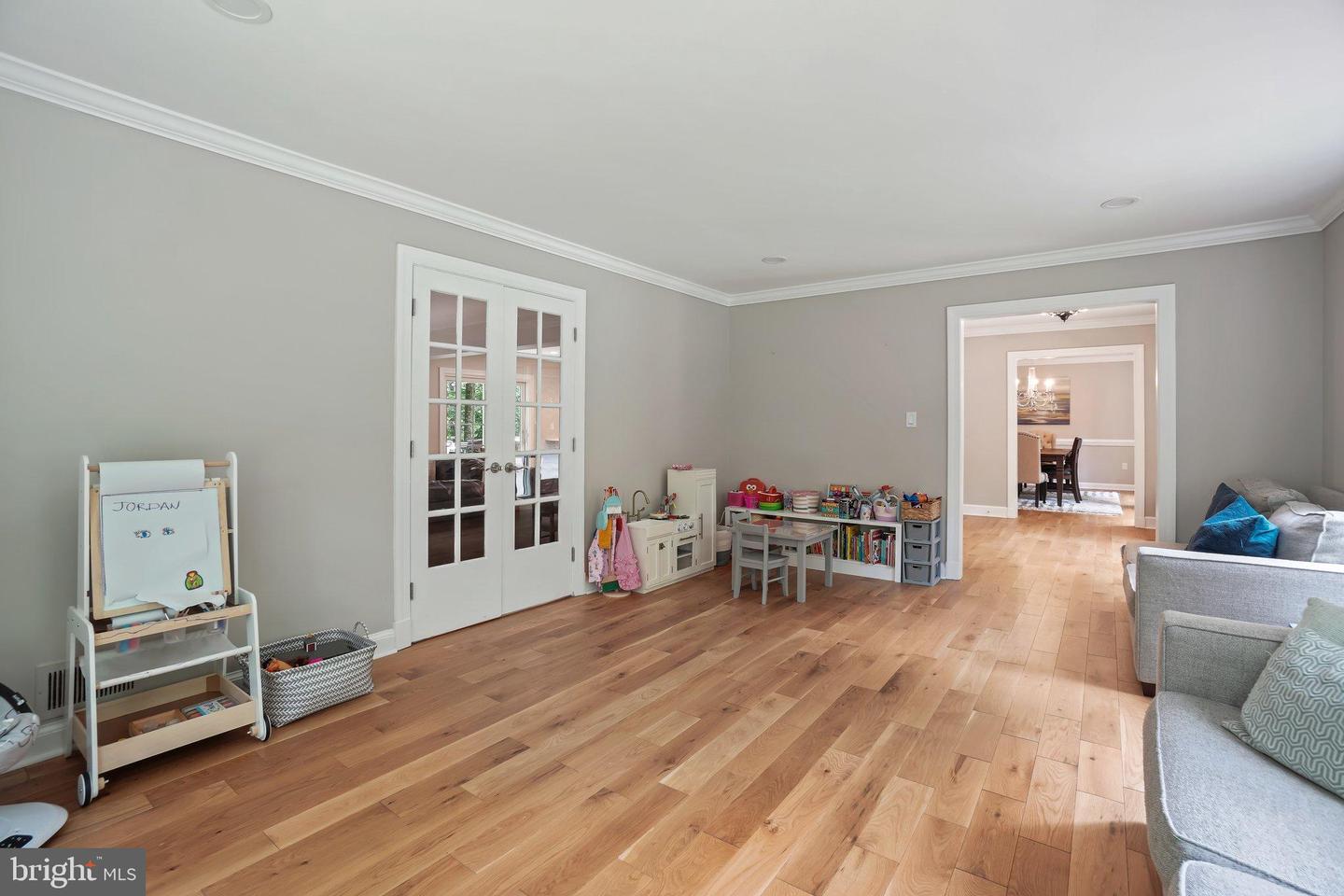 5504 W RIDGE VIEW DR, FAIRFAX, Virginia 22030, 4 Bedrooms Bedrooms, 10 Rooms Rooms,4 BathroomsBathrooms,Residential,For sale,5504 W RIDGE VIEW DR,VAFX2260722 MLS # VAFX2260722