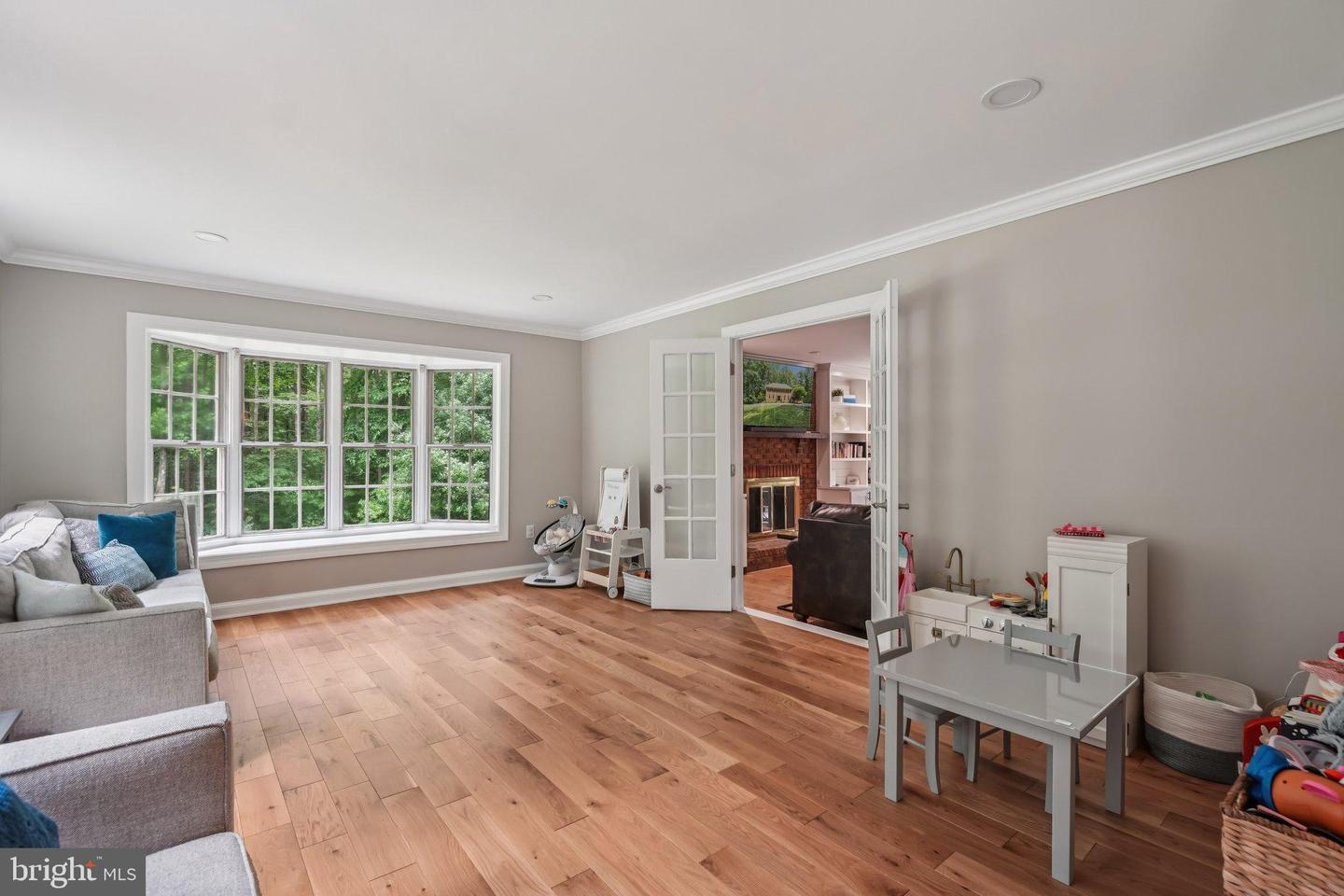 5504 W RIDGE VIEW DR, FAIRFAX, Virginia 22030, 4 Bedrooms Bedrooms, 10 Rooms Rooms,4 BathroomsBathrooms,Residential,For sale,5504 W RIDGE VIEW DR,VAFX2260722 MLS # VAFX2260722