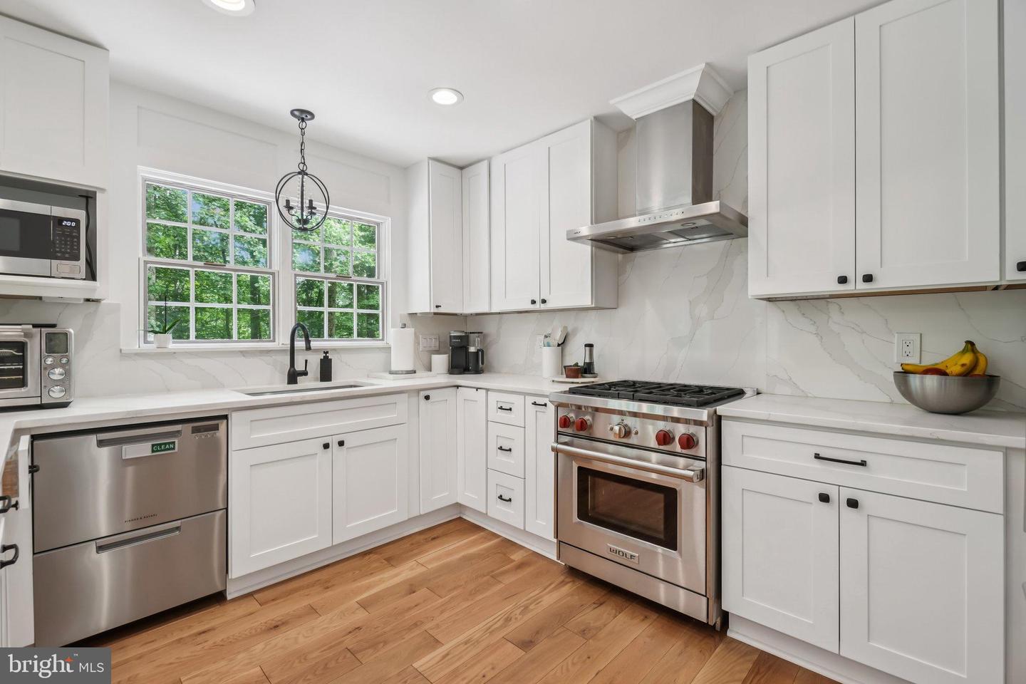 5504 W RIDGE VIEW DR, FAIRFAX, Virginia 22030, 4 Bedrooms Bedrooms, 10 Rooms Rooms,4 BathroomsBathrooms,Residential,For sale,5504 W RIDGE VIEW DR,VAFX2260722 MLS # VAFX2260722
