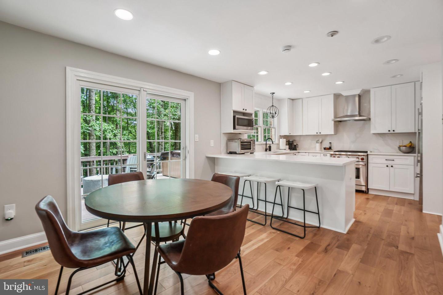 5504 W RIDGE VIEW DR, FAIRFAX, Virginia 22030, 4 Bedrooms Bedrooms, 10 Rooms Rooms,4 BathroomsBathrooms,Residential,For sale,5504 W RIDGE VIEW DR,VAFX2260722 MLS # VAFX2260722