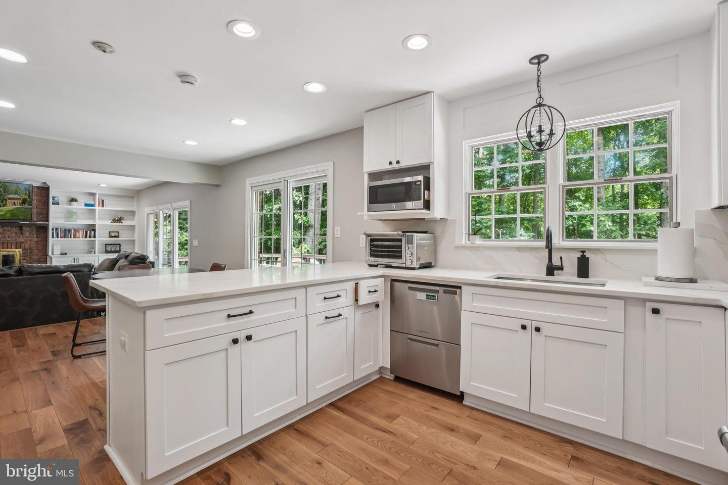 5504 W RIDGE VIEW DR, FAIRFAX, Virginia 22030, 4 Bedrooms Bedrooms, 10 Rooms Rooms,4 BathroomsBathrooms,Residential,For sale,5504 W RIDGE VIEW DR,VAFX2260722 MLS # VAFX2260722