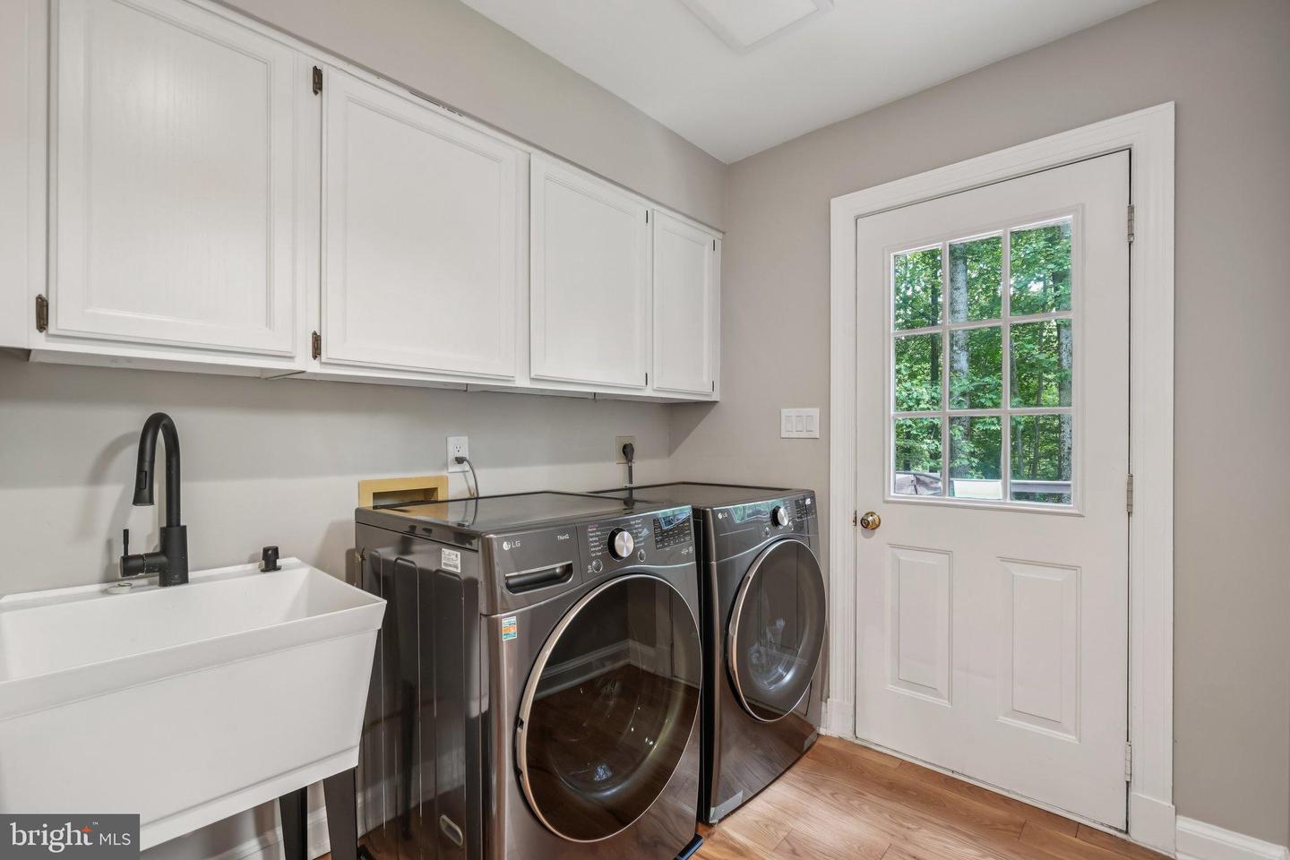 5504 W RIDGE VIEW DR, FAIRFAX, Virginia 22030, 4 Bedrooms Bedrooms, 10 Rooms Rooms,4 BathroomsBathrooms,Residential,For sale,5504 W RIDGE VIEW DR,VAFX2260722 MLS # VAFX2260722