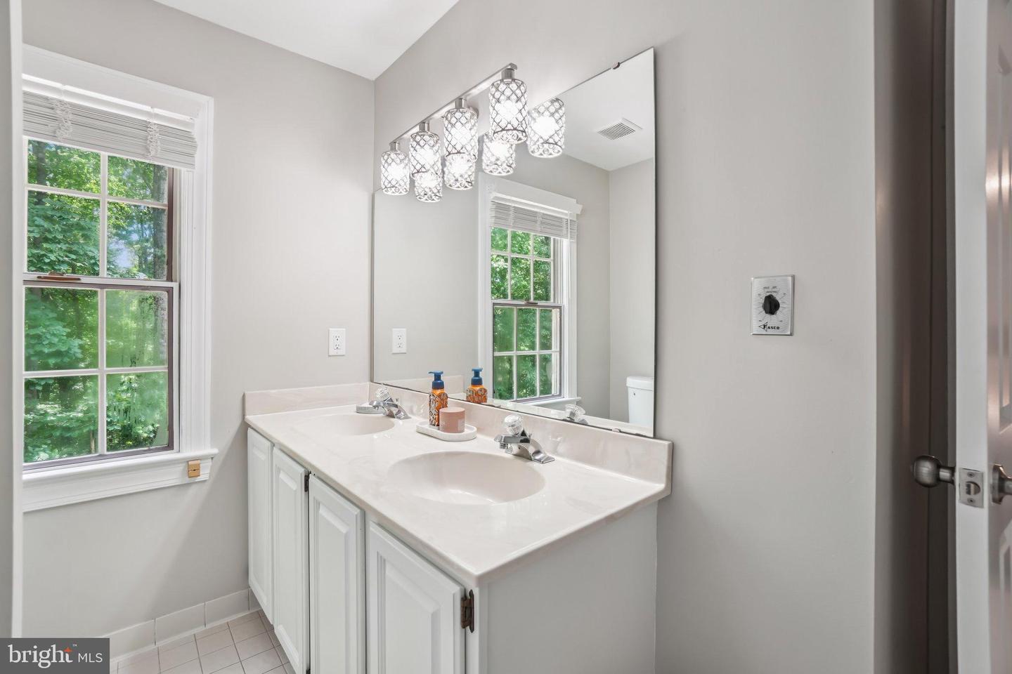 5504 W RIDGE VIEW DR, FAIRFAX, Virginia 22030, 4 Bedrooms Bedrooms, 10 Rooms Rooms,4 BathroomsBathrooms,Residential,For sale,5504 W RIDGE VIEW DR,VAFX2260722 MLS # VAFX2260722