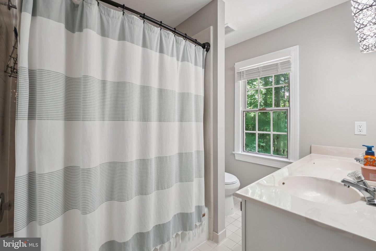 5504 W RIDGE VIEW DR, FAIRFAX, Virginia 22030, 4 Bedrooms Bedrooms, 10 Rooms Rooms,4 BathroomsBathrooms,Residential,For sale,5504 W RIDGE VIEW DR,VAFX2260722 MLS # VAFX2260722