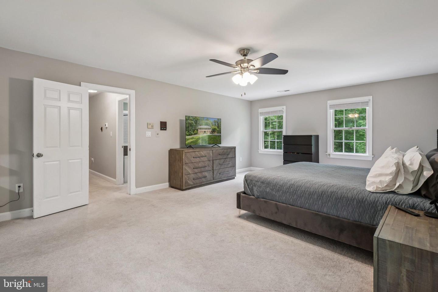 5504 W RIDGE VIEW DR, FAIRFAX, Virginia 22030, 4 Bedrooms Bedrooms, 10 Rooms Rooms,4 BathroomsBathrooms,Residential,For sale,5504 W RIDGE VIEW DR,VAFX2260722 MLS # VAFX2260722
