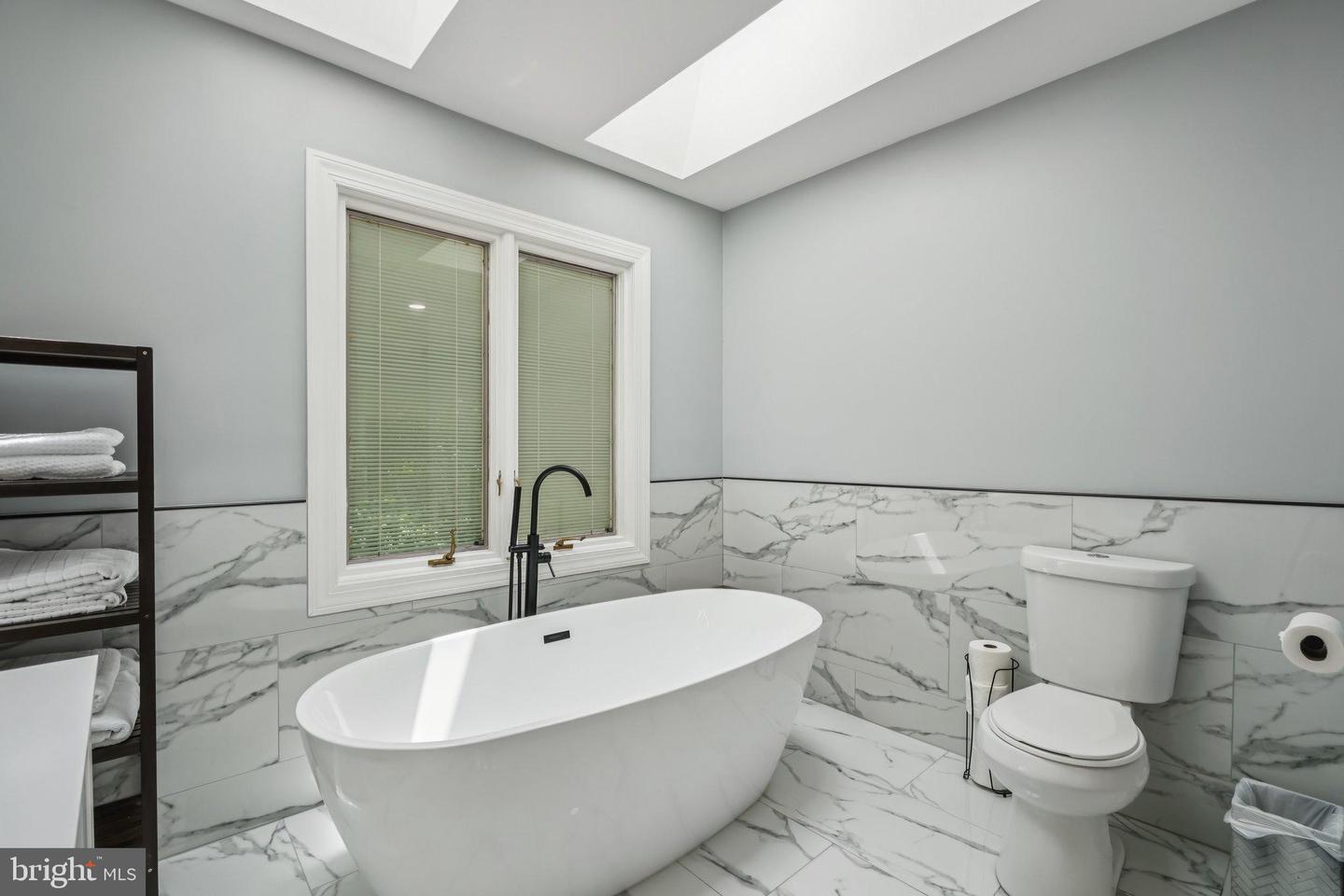 5504 W RIDGE VIEW DR, FAIRFAX, Virginia 22030, 4 Bedrooms Bedrooms, 10 Rooms Rooms,4 BathroomsBathrooms,Residential,For sale,5504 W RIDGE VIEW DR,VAFX2260722 MLS # VAFX2260722