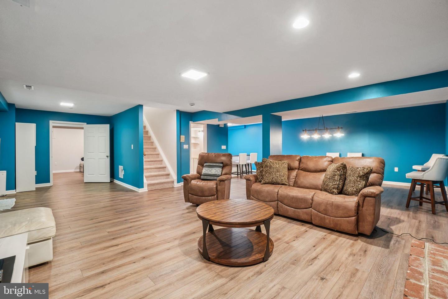 5504 W RIDGE VIEW DR, FAIRFAX, Virginia 22030, 4 Bedrooms Bedrooms, 10 Rooms Rooms,4 BathroomsBathrooms,Residential,For sale,5504 W RIDGE VIEW DR,VAFX2260722 MLS # VAFX2260722