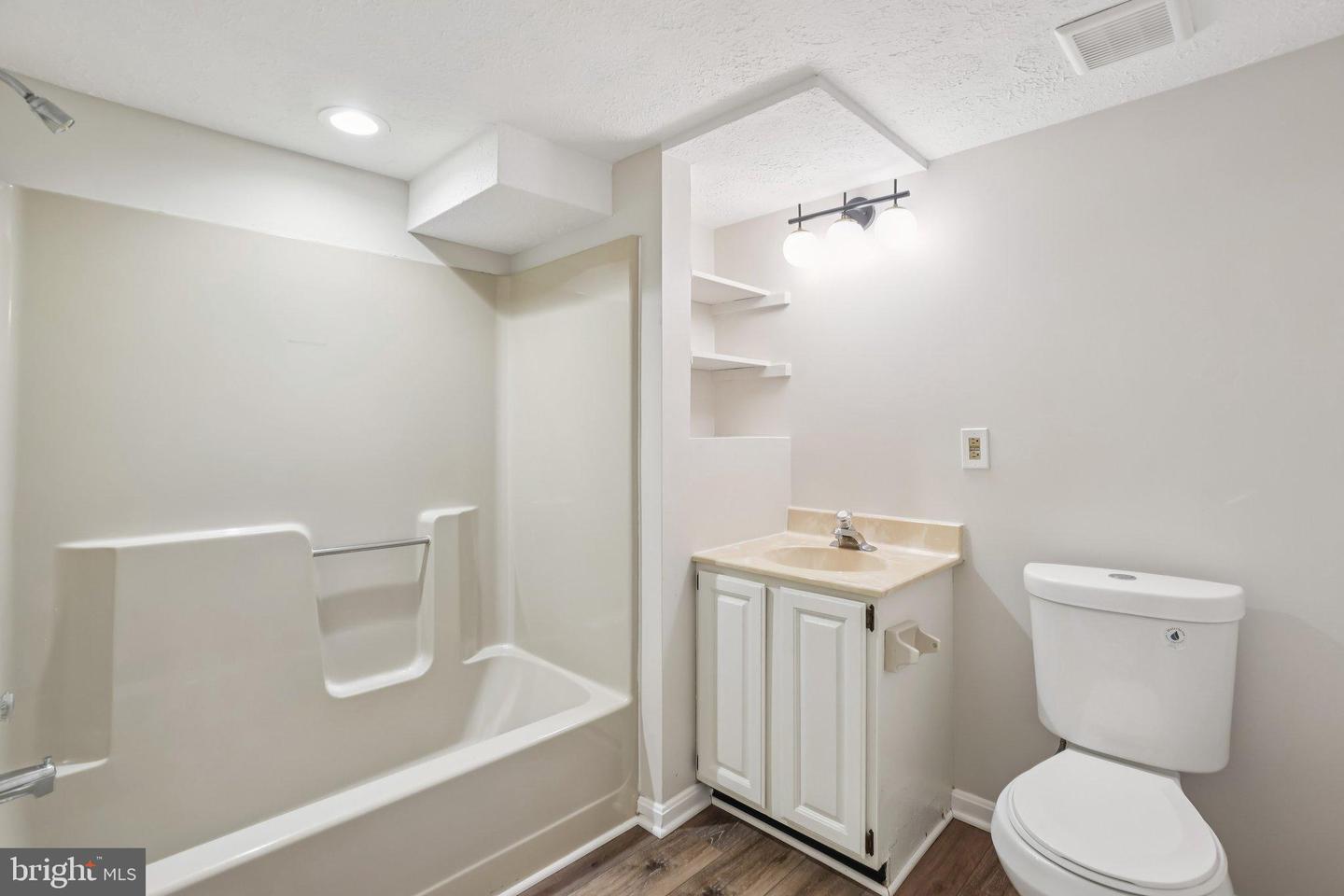 5504 W RIDGE VIEW DR, FAIRFAX, Virginia 22030, 4 Bedrooms Bedrooms, 10 Rooms Rooms,4 BathroomsBathrooms,Residential,For sale,5504 W RIDGE VIEW DR,VAFX2260722 MLS # VAFX2260722