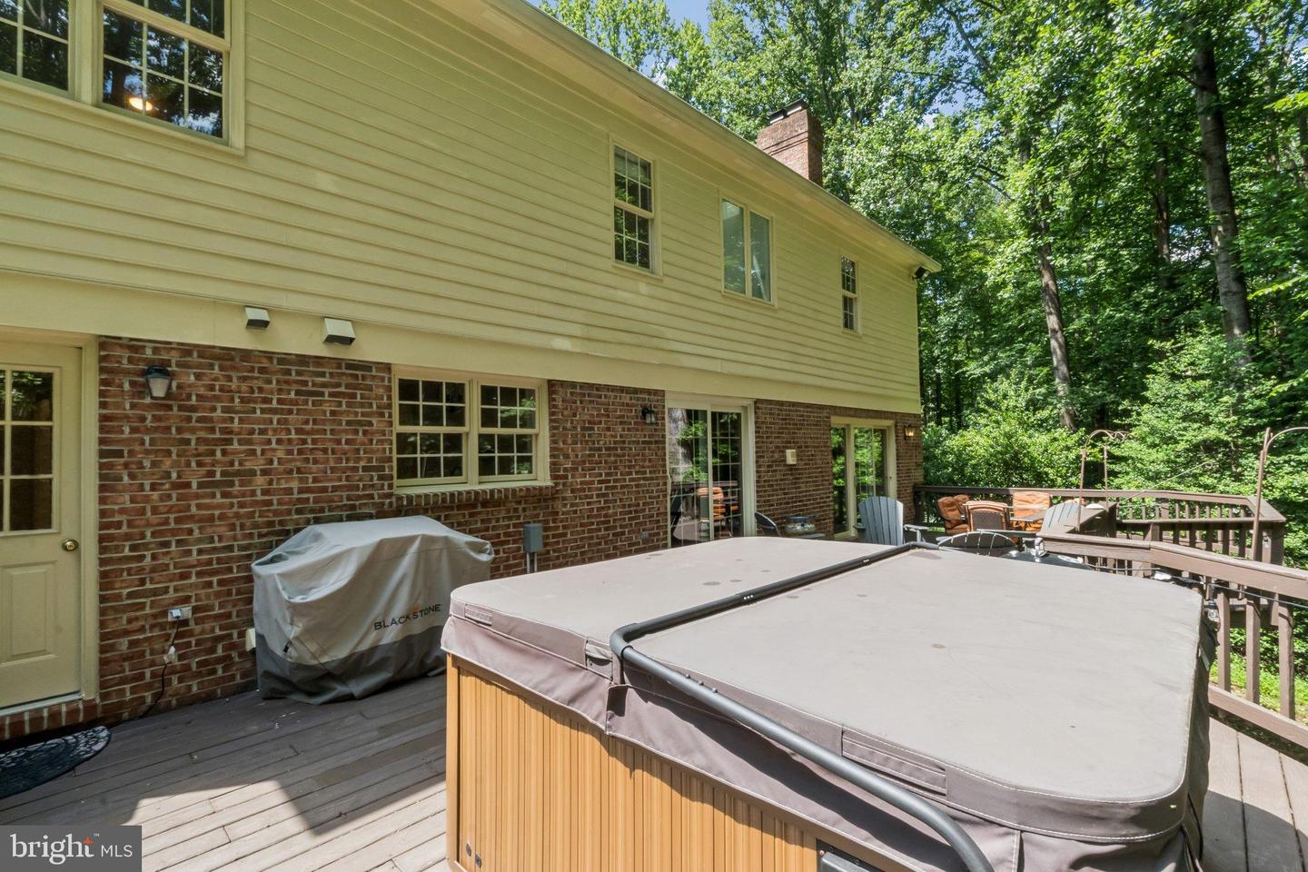 5504 W RIDGE VIEW DR, FAIRFAX, Virginia 22030, 4 Bedrooms Bedrooms, 10 Rooms Rooms,4 BathroomsBathrooms,Residential,For sale,5504 W RIDGE VIEW DR,VAFX2260722 MLS # VAFX2260722