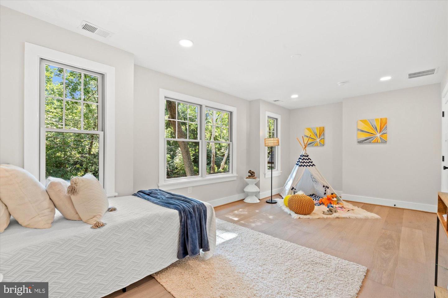 903 E TIMBER BRANCH PKWY, ALEXANDRIA, Virginia 22302, 5 Bedrooms Bedrooms, ,4 BathroomsBathrooms,Residential,For sale,903 E TIMBER BRANCH PKWY,VAAX2048514 MLS # VAAX2048514