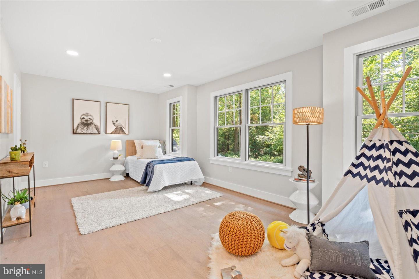 903 E TIMBER BRANCH PKWY, ALEXANDRIA, Virginia 22302, 5 Bedrooms Bedrooms, ,4 BathroomsBathrooms,Residential,For sale,903 E TIMBER BRANCH PKWY,VAAX2048514 MLS # VAAX2048514