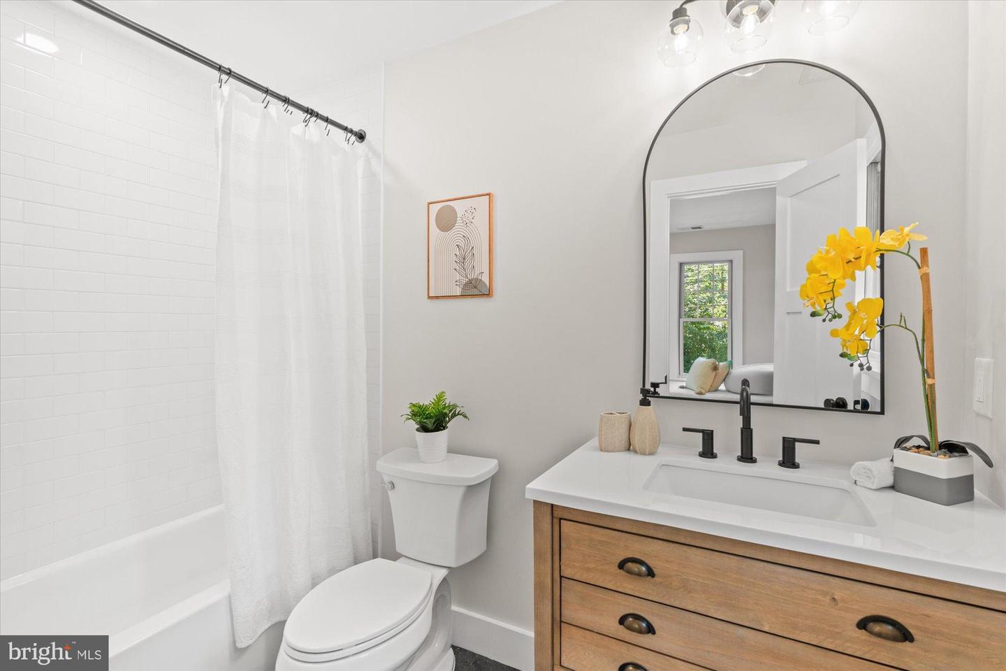 903 E TIMBER BRANCH PKWY, ALEXANDRIA, Virginia 22302, 5 Bedrooms Bedrooms, ,4 BathroomsBathrooms,Residential,For sale,903 E TIMBER BRANCH PKWY,VAAX2048514 MLS # VAAX2048514