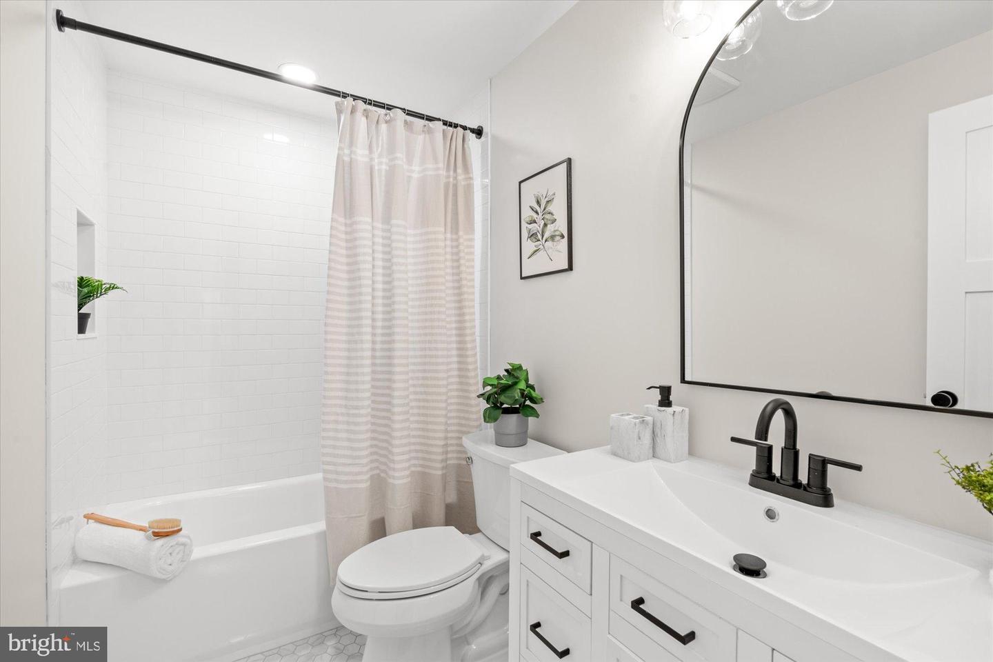 903 E TIMBER BRANCH PKWY, ALEXANDRIA, Virginia 22302, 5 Bedrooms Bedrooms, ,4 BathroomsBathrooms,Residential,For sale,903 E TIMBER BRANCH PKWY,VAAX2048514 MLS # VAAX2048514