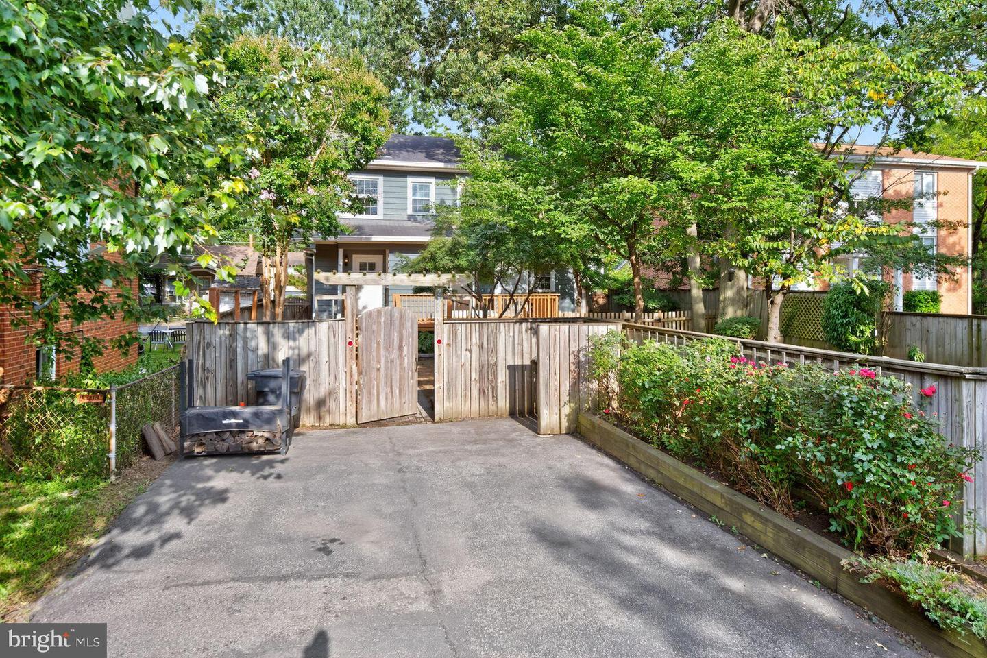 802 N DANIEL ST, ARLINGTON, Virginia 22201, 3 Bedrooms Bedrooms, 9 Rooms Rooms,2 BathroomsBathrooms,Residential,For sale,802 N DANIEL ST,VAAR2062220 MLS # VAAR2062220