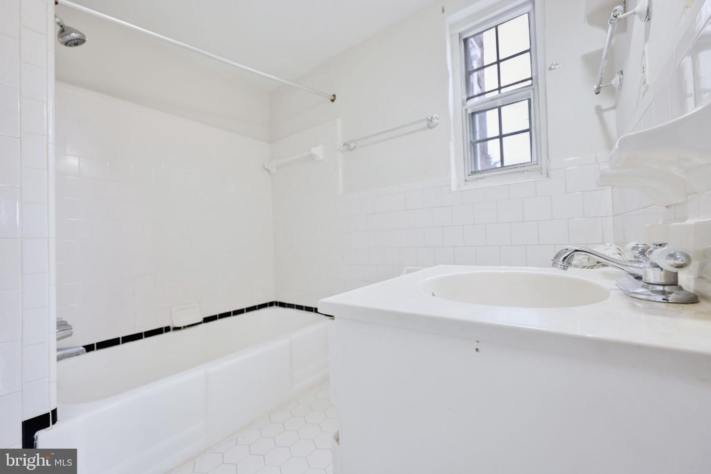 1814 W ABINGDON DR #201, ALEXANDRIA, Virginia 22314, 1 Bedroom Bedrooms, ,1 BathroomBathrooms,Residential,For sale,1814 W ABINGDON DR #201,VAAX2048554 MLS # VAAX2048554