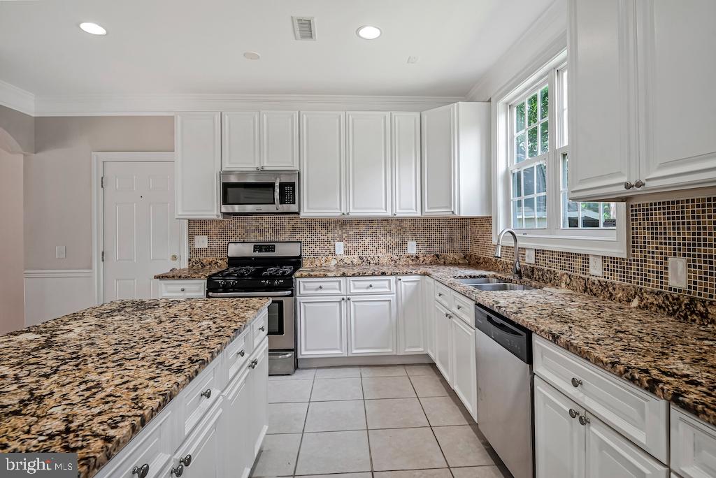 6614 QUANDER RD, ALEXANDRIA, Virginia 22307, 6 Bedrooms Bedrooms, ,5 BathroomsBathrooms,Residential,For sale,6614 QUANDER RD,VAFX2261296 MLS # VAFX2261296