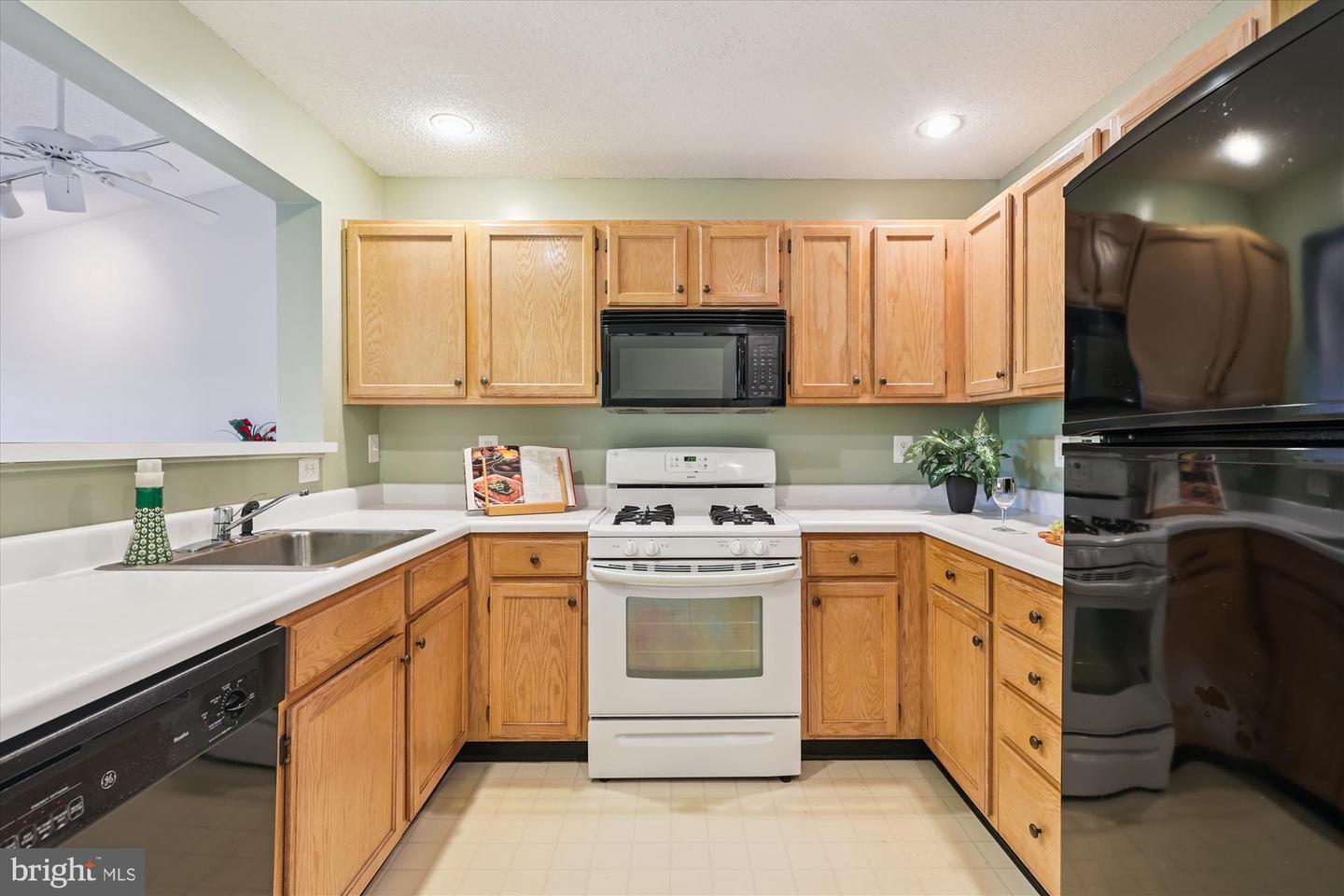 12005 TALIESIN PL #35, RESTON, Virginia 20190, 2 Bedrooms Bedrooms, 5 Rooms Rooms,2 BathroomsBathrooms,Residential,For sale,12005 TALIESIN PL #35,VAFX2254300 MLS # VAFX2254300