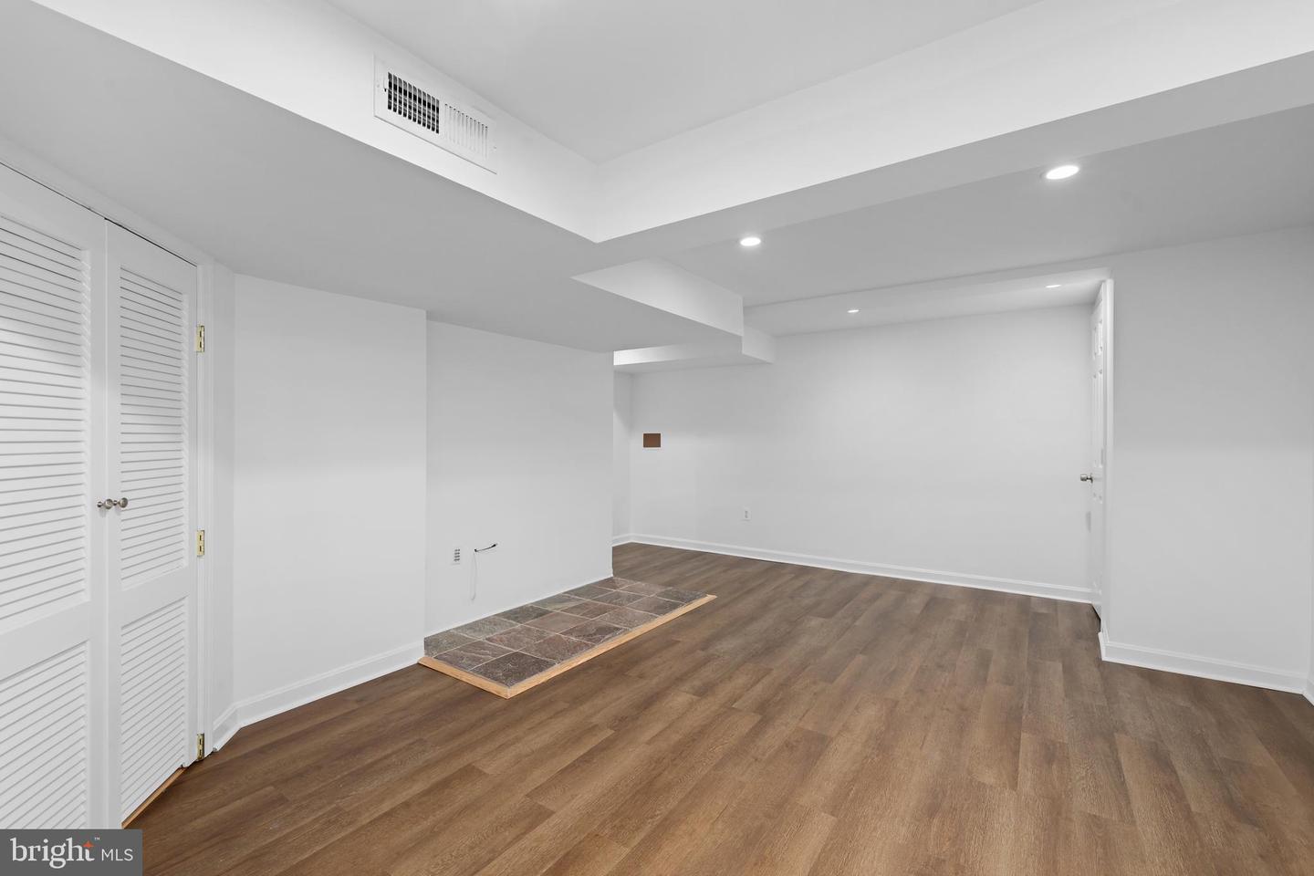 2109 ARLINGTON TER, ALEXANDRIA, Virginia 22303, 2 Bedrooms Bedrooms, ,2 BathroomsBathrooms,Residential,For sale,2109 ARLINGTON TER,VAFX2256464 MLS # VAFX2256464