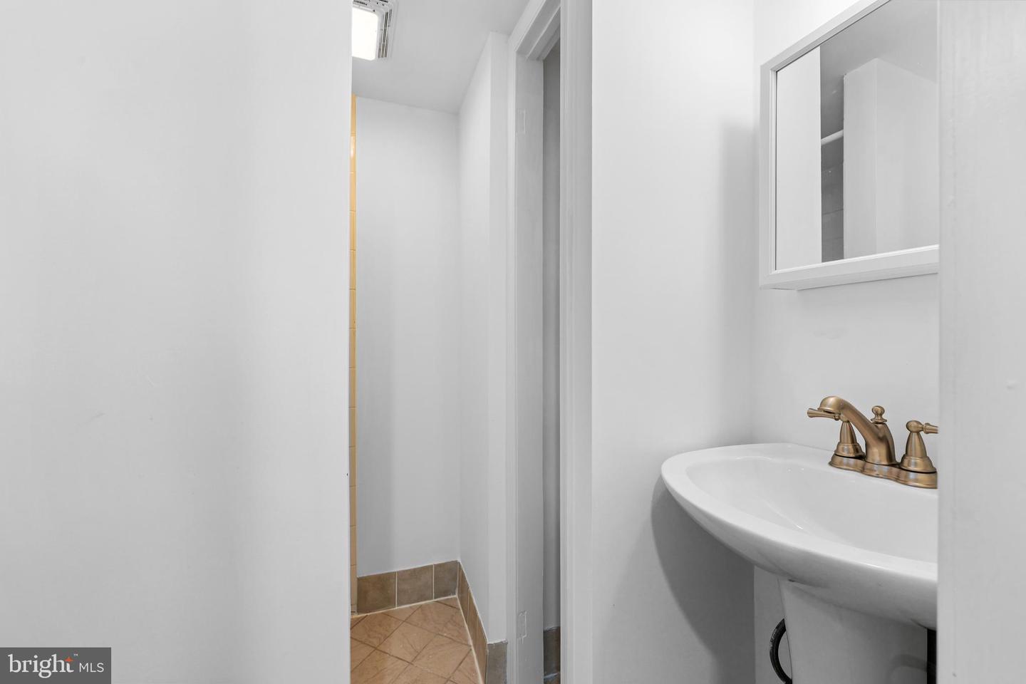 2109 ARLINGTON TER, ALEXANDRIA, Virginia 22303, 2 Bedrooms Bedrooms, ,2 BathroomsBathrooms,Residential,For sale,2109 ARLINGTON TER,VAFX2256464 MLS # VAFX2256464