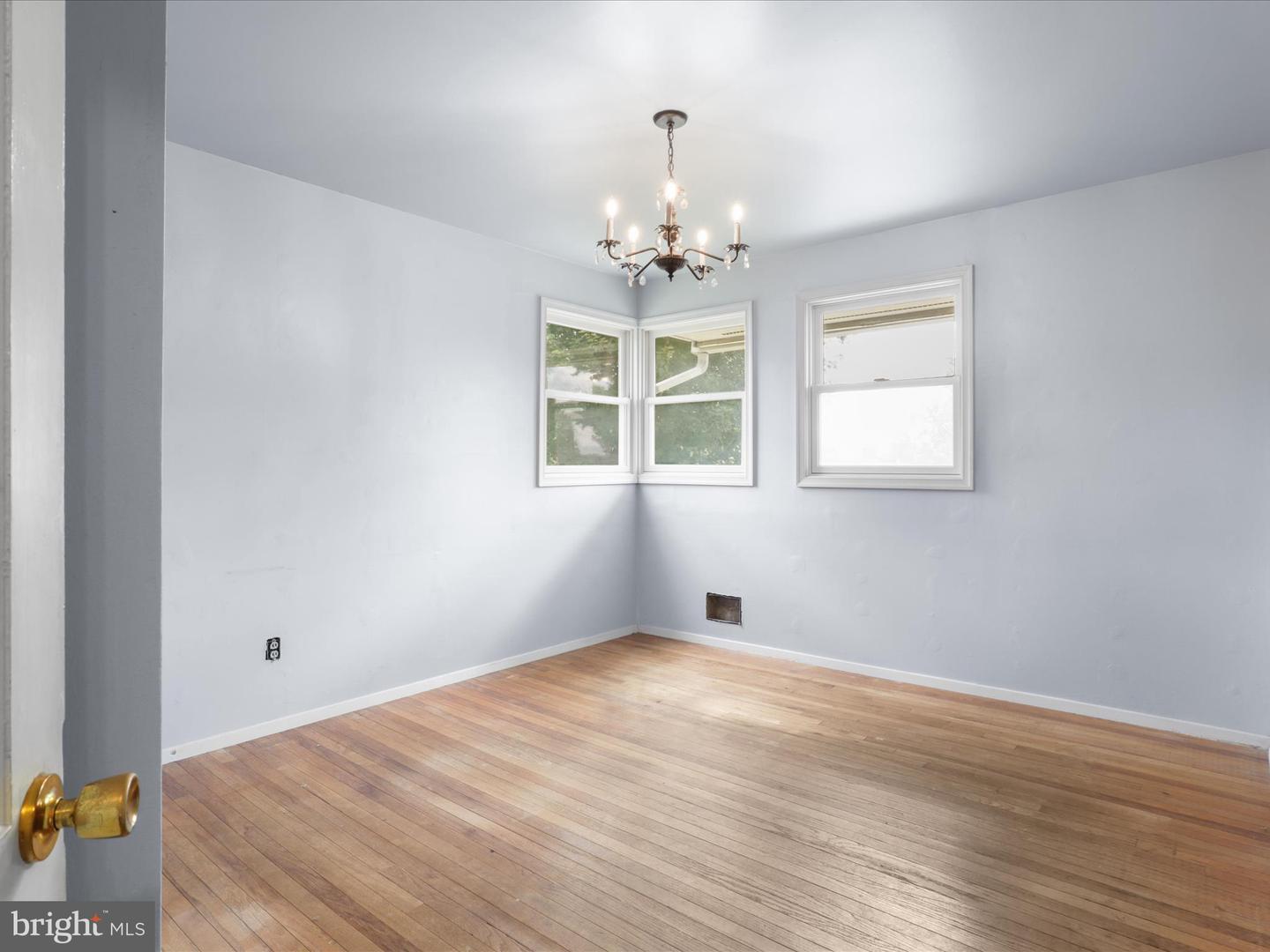 3025 GRAHAM RD, FALLS CHURCH, Virginia 22042, 3 Bedrooms Bedrooms, 11 Rooms Rooms,2 BathroomsBathrooms,Residential,For sale,3025 GRAHAM RD,VAFX2258902 MLS # VAFX2258902