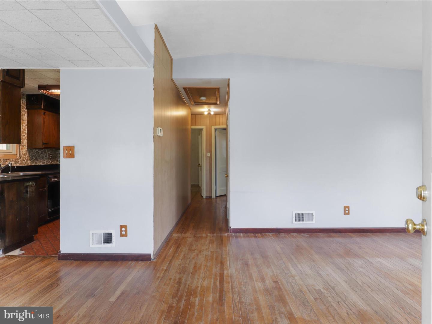 3025 GRAHAM RD, FALLS CHURCH, Virginia 22042, 3 Bedrooms Bedrooms, 11 Rooms Rooms,2 BathroomsBathrooms,Residential,For sale,3025 GRAHAM RD,VAFX2258902 MLS # VAFX2258902