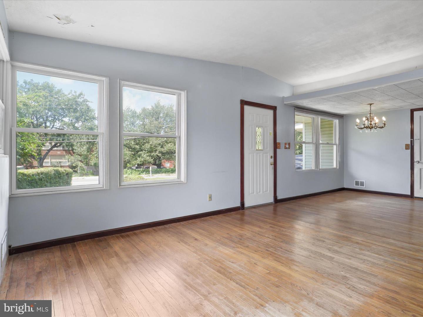 3025 GRAHAM RD, FALLS CHURCH, Virginia 22042, 3 Bedrooms Bedrooms, 11 Rooms Rooms,2 BathroomsBathrooms,Residential,For sale,3025 GRAHAM RD,VAFX2258902 MLS # VAFX2258902