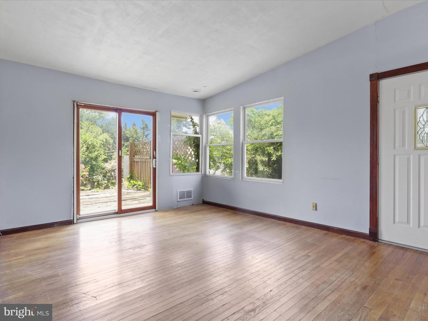 3025 GRAHAM RD, FALLS CHURCH, Virginia 22042, 3 Bedrooms Bedrooms, 11 Rooms Rooms,2 BathroomsBathrooms,Residential,For sale,3025 GRAHAM RD,VAFX2258902 MLS # VAFX2258902