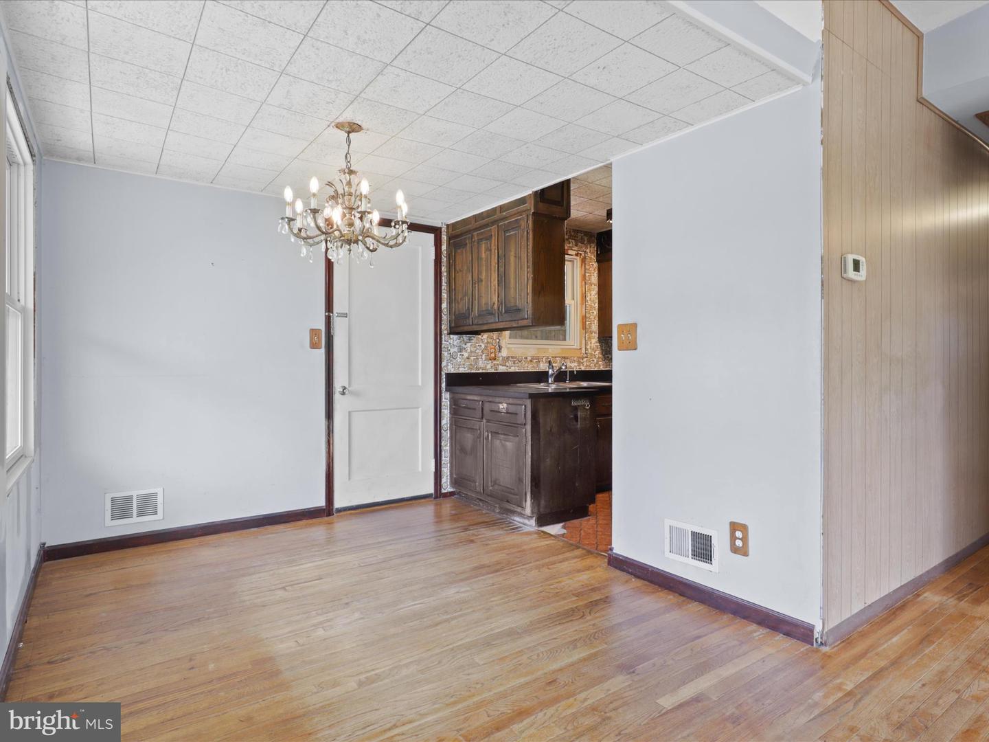 3025 GRAHAM RD, FALLS CHURCH, Virginia 22042, 3 Bedrooms Bedrooms, 11 Rooms Rooms,2 BathroomsBathrooms,Residential,For sale,3025 GRAHAM RD,VAFX2258902 MLS # VAFX2258902