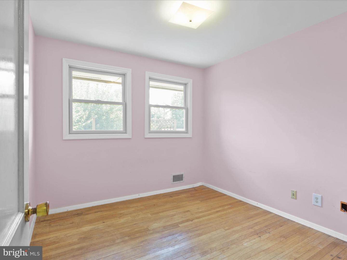 3025 GRAHAM RD, FALLS CHURCH, Virginia 22042, 3 Bedrooms Bedrooms, 11 Rooms Rooms,2 BathroomsBathrooms,Residential,For sale,3025 GRAHAM RD,VAFX2258902 MLS # VAFX2258902