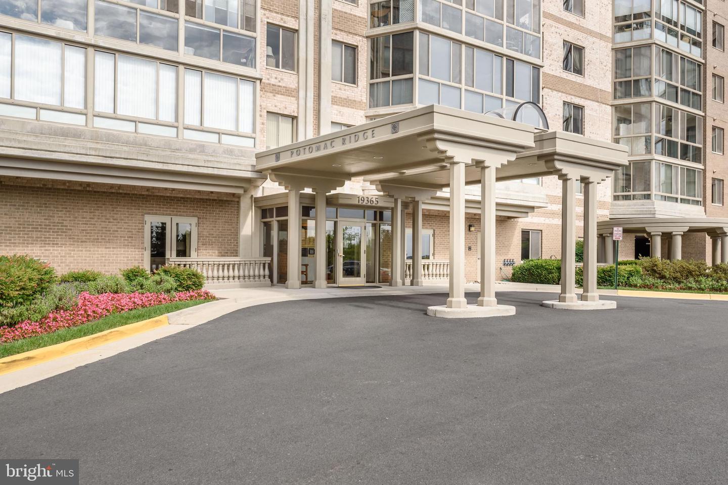 19365 CYPRESS RIDGE TER #1111, LEESBURG, Virginia 20176, 2 Bedrooms Bedrooms, ,2 BathroomsBathrooms,Residential,For sale,19365 CYPRESS RIDGE TER #1111,VALO2103830 MLS # VALO2103830