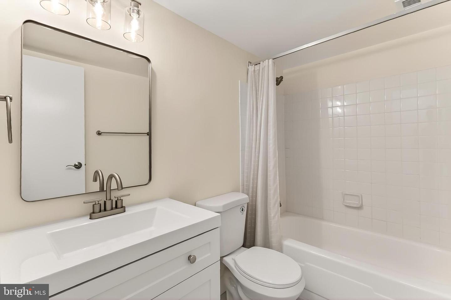 4500 S FOUR MILE RUN DR #623, ARLINGTON, Virginia 22204, 2 Bedrooms Bedrooms, 6 Rooms Rooms,2 BathroomsBathrooms,Residential,For sale,4500 S FOUR MILE RUN DR #623,VAAR2059552 MLS # VAAR2059552