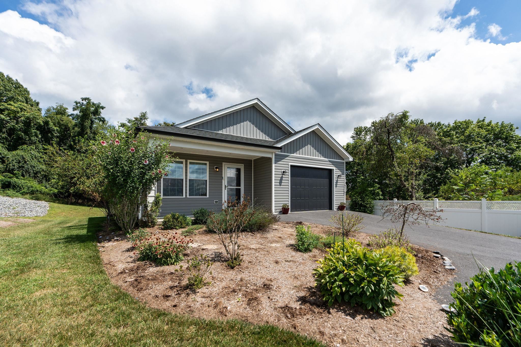 907 POWHATAN ST, STAUNTON, Virginia 24401, 3 Bedrooms Bedrooms, ,2 BathroomsBathrooms,Residential,907 POWHATAN ST,667892 MLS # 667892
