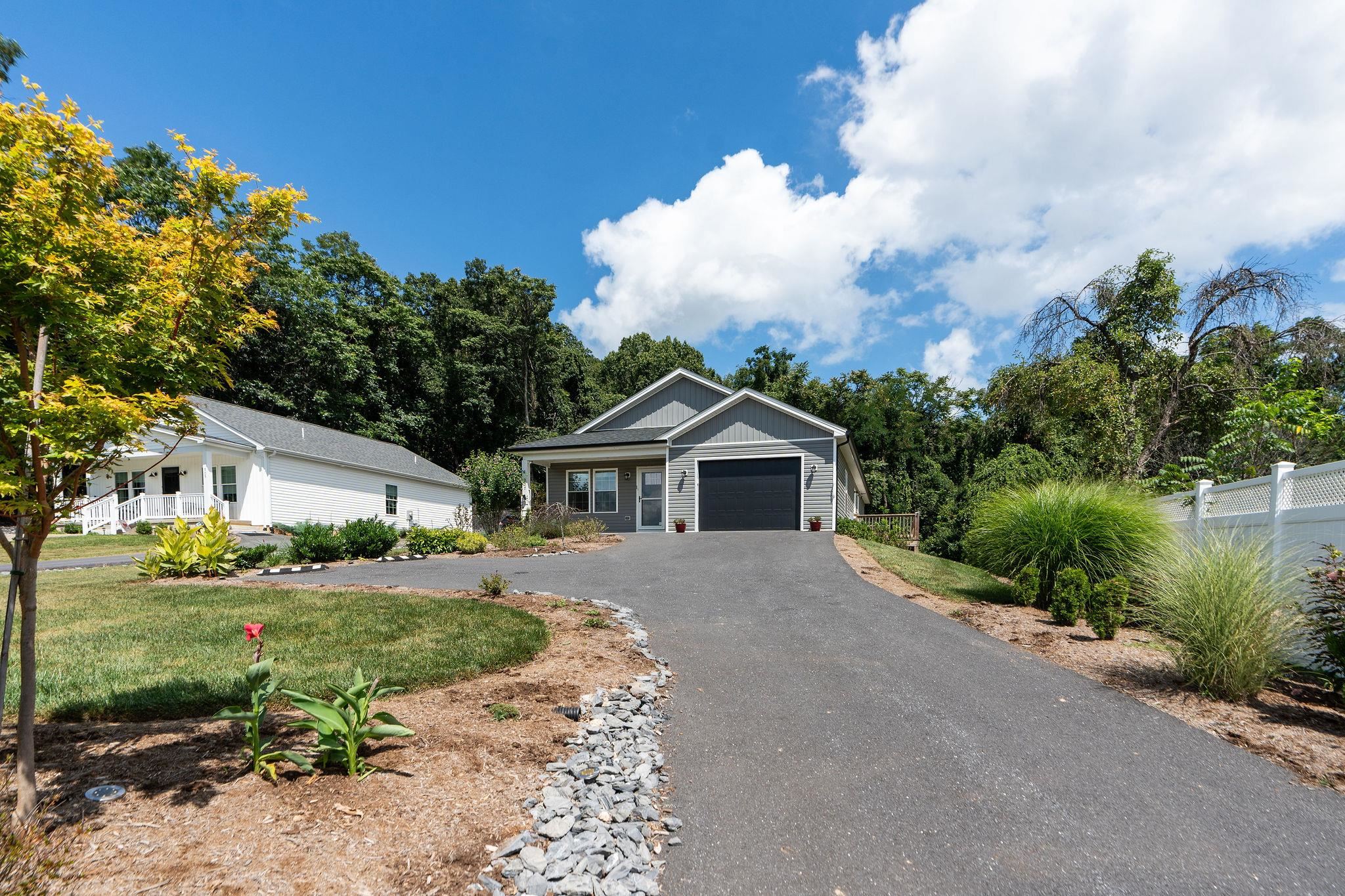 907 POWHATAN ST, STAUNTON, Virginia 24401, 3 Bedrooms Bedrooms, ,2 BathroomsBathrooms,Residential,907 POWHATAN ST,667892 MLS # 667892