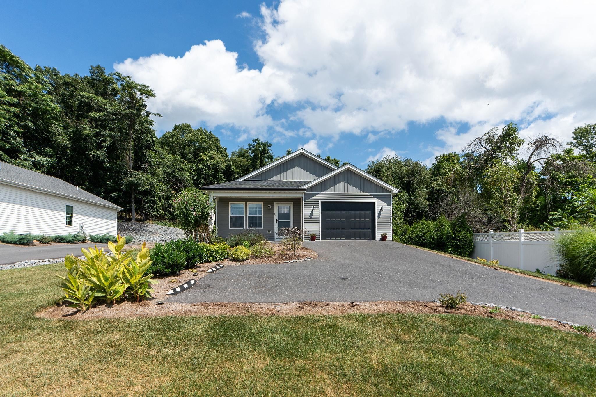 907 POWHATAN ST, STAUNTON, Virginia 24401, 3 Bedrooms Bedrooms, ,2 BathroomsBathrooms,Residential,907 POWHATAN ST,667892 MLS # 667892