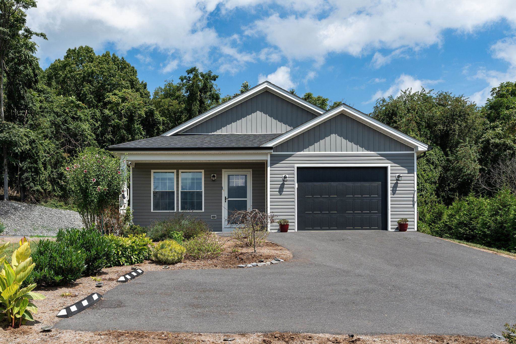 907 POWHATAN ST, STAUNTON, Virginia 24401, 3 Bedrooms Bedrooms, ,2 BathroomsBathrooms,Residential,907 POWHATAN ST,667892 MLS # 667892
