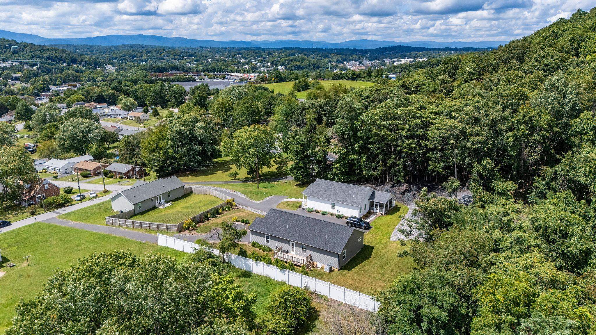 907 POWHATAN ST, STAUNTON, Virginia 24401, 3 Bedrooms Bedrooms, ,2 BathroomsBathrooms,Residential,907 POWHATAN ST,667892 MLS # 667892